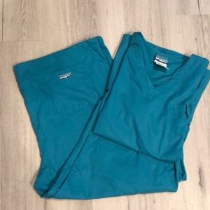 Women’s scrub set in teal
